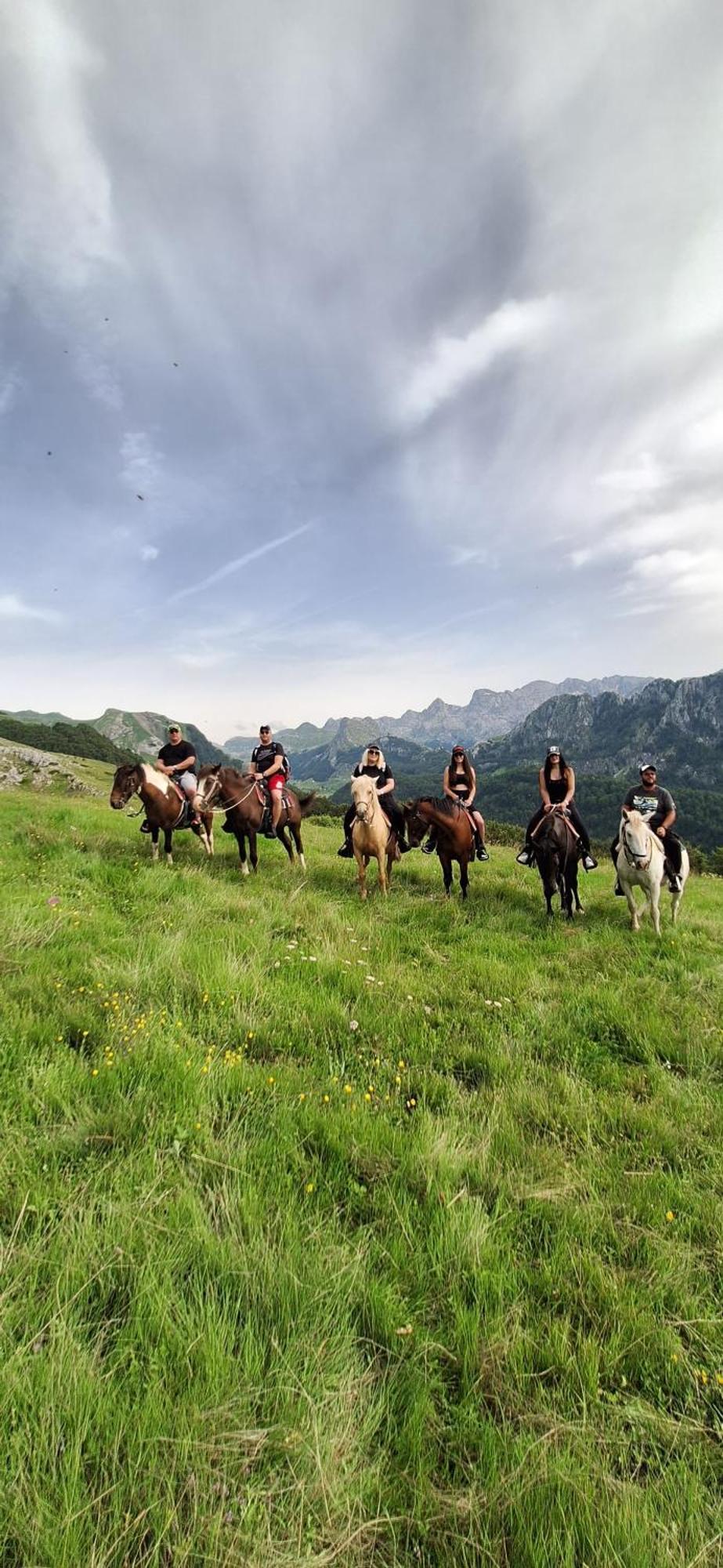 פודגוריצה Katun Mokra Accommodation & Horseback Riding מראה חיצוני תמונה